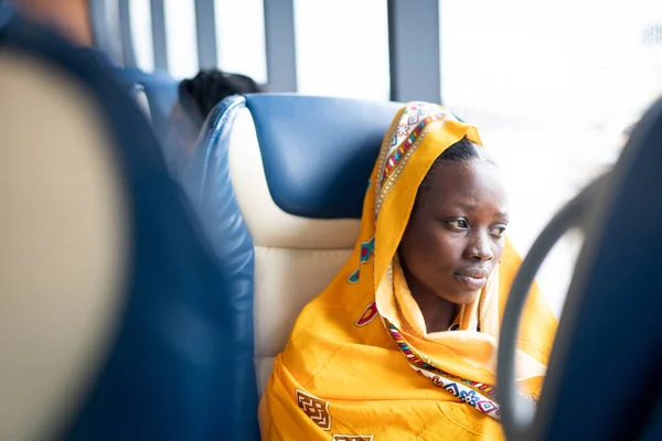 Piękna czarna młoda kobieta podróżująca samotnie — Zdjęcie stockowe
