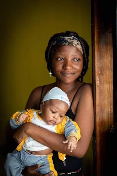 Afroamerykanka młoda matka trzyma swoje dziecko — Zdjęcie stockowe