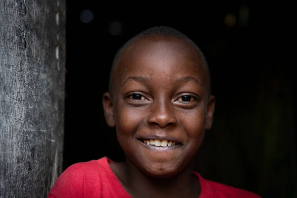 Afrikai fekete fiú portré áll a szegény ház mellett — Stock Fotó