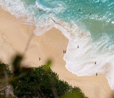 Crystal Bay sahilindeki dalgaların hava görüntüsü Nusa Penida, Bali. Yüksek kalite fotoğraf