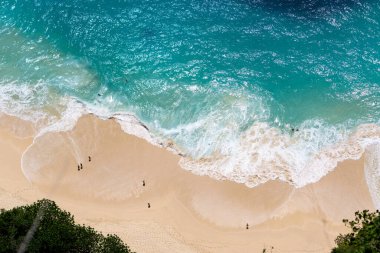 Crystal Bay sahilindeki dalgaların hava görüntüsü Nusa Penida, Bali. Yüksek kalite fotoğraf