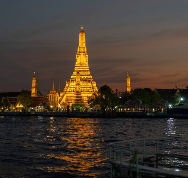 Gece Wat Arun tapınağı. Yüksek kalite fotoğraf