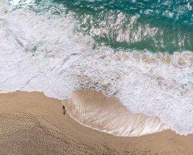 Hafif Beyaz Köpüklü Dalgalar Yüksek Kaliteli Fotoğraflı Bir Plajın Havadan Tepeye Görünümü