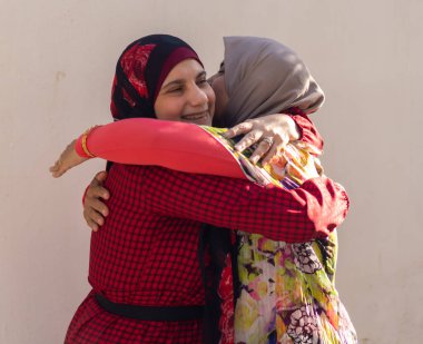 İki kadın tesettüre sarılıp kameraya bakıyor. Yüksek kalite fotoğraf