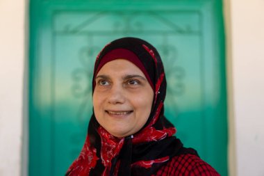 Açık havada müslüman bir kadının portresi. Yüksek kalite fotoğraf