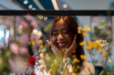 Kafede oturan güzel Taylandlı kadının portresi. Pencere yansımalarından dışarı çekilmiş. Yüksek kalite fotoğraf