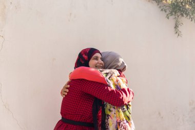 İki kadın tesettüre sarılıp kameraya bakıyor. Yüksek kalite fotoğraf