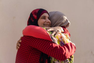 İki kadın tesettüre sarılıp kameraya bakıyor. Yüksek kalite fotoğraf