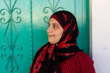 Açık havada müslüman bir kadının portresi. Yüksek kalite fotoğraf