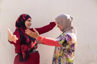 İki kadın tesettüre sarılıp kameraya bakıyor. Yüksek kalite fotoğraf