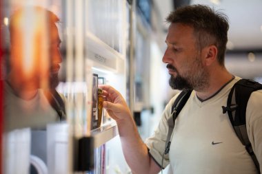 Havaalanından parfüm alışverişi yapan sakallı bir adamın profili. Yüksek kalite fotoğraf