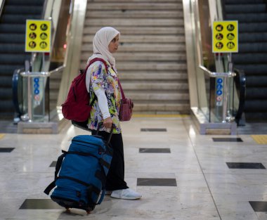 Bir Müslüman tatile hazırlanıyor ve şu anda havaalanında. Yüksek kalite fotoğraf