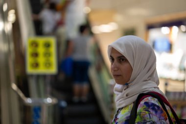 Bir Müslüman tatile hazırlanıyor ve şu anda havaalanında. Yüksek kalite fotoğraf