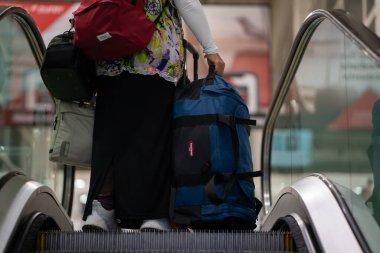 Bir Müslüman tatile hazırlanıyor ve şu anda havaalanında. Yüksek kalite fotoğraf