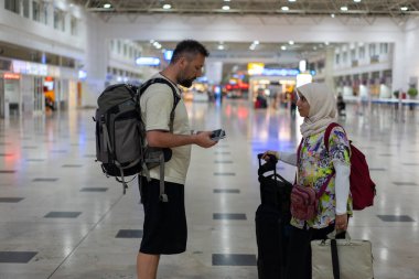 Aile havaalanında yol tarifi arıyor. Yüksek kalite fotoğraf