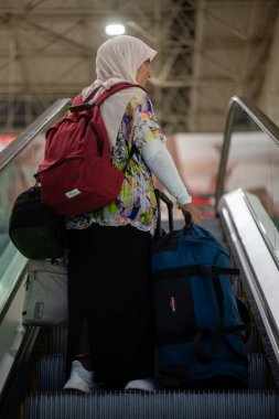 Bir Müslüman tatile hazırlanıyor ve şu anda havaalanında. Yüksek kalite fotoğraf