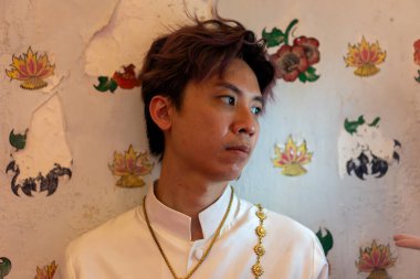 Geleneksel kıyafetler giyen Taylandlı adamın portresi. Yüksek kalite fotoğraf