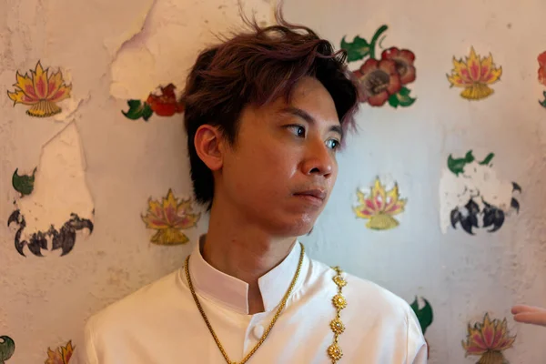 Geleneksel kıyafetler giyen Taylandlı adamın portresi. Yüksek kalite fotoğraf