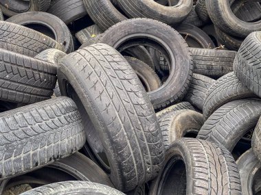 Geri dönüşüm için kullanılmış araba lastikleri yığını. Yüksek kalite fotoğraf