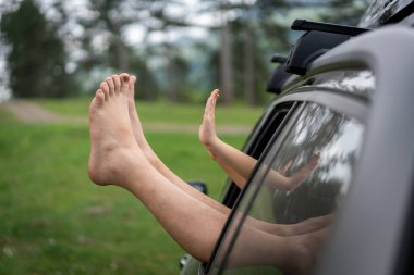 Rahat Gezginler Doğada Araba Penceresinden Ayaklarıyla Dinleniyor. Yüksek kalite fotoğraf