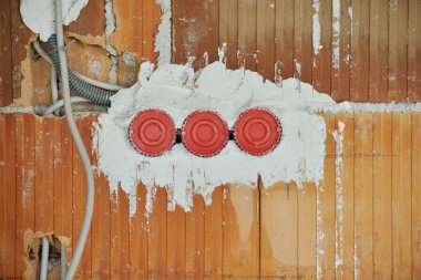 Kabloları yeni evde duvarlarında