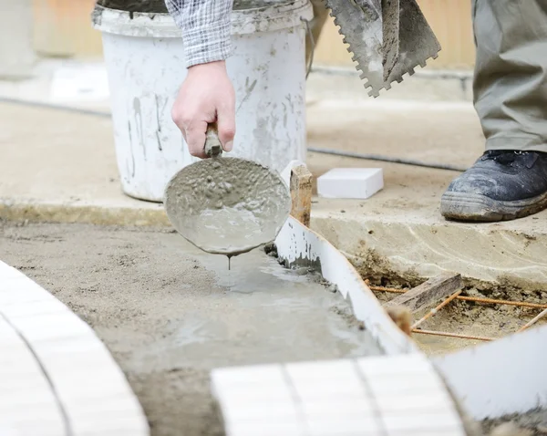 Mason worker making sidewalk pavement — Stock Photo, Image