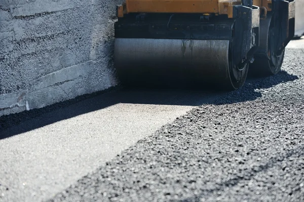Trabajo duro en la construcción de asfalto —  Fotos de Stock