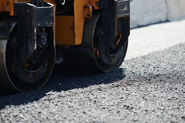 Duro lavoro sulla costruzione di asfalto — Foto Stock