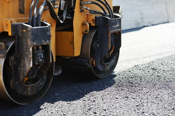 Hard work on asphalt construction — Stock Photo, Image