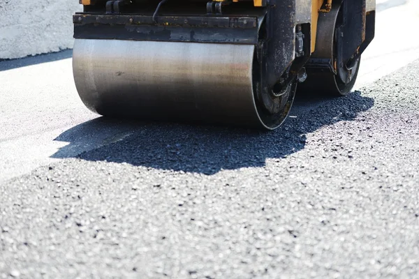 Hårt arbete på asfalt konstruktion — Stockfoto