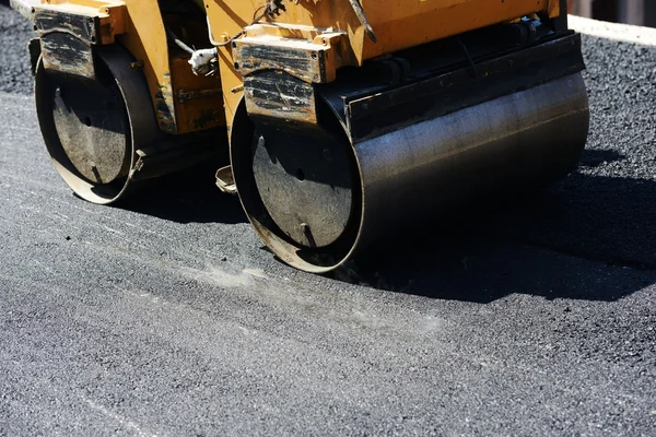 Duro lavoro sulla costruzione di asfalto — Foto Stock