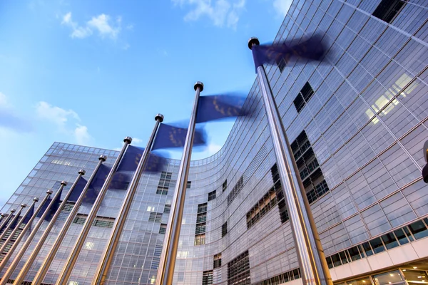 Ondeando banderas de la Unión Europea — Foto de Stock