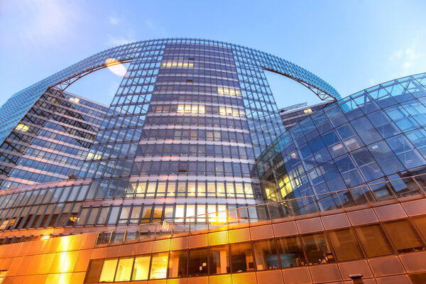 Широкоугольный снимок здания Европейской комиссии
