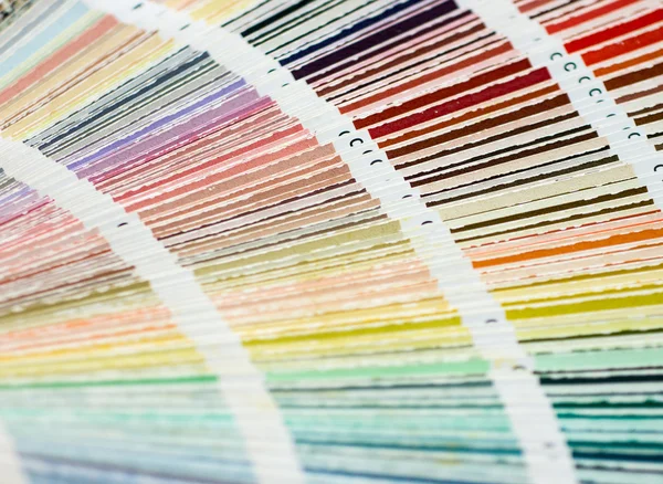 Libro di campioni di colori con catalogo di colori arcobaleno — Foto Stock