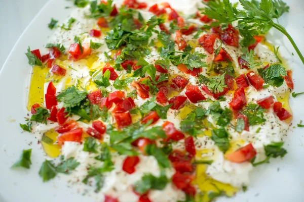 Cucina estiva biologica, preparazione di alimenti con verdure — Foto Stock