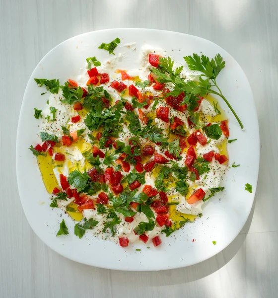 Cucina estiva biologica, preparazione di alimenti con verdure — Foto Stock