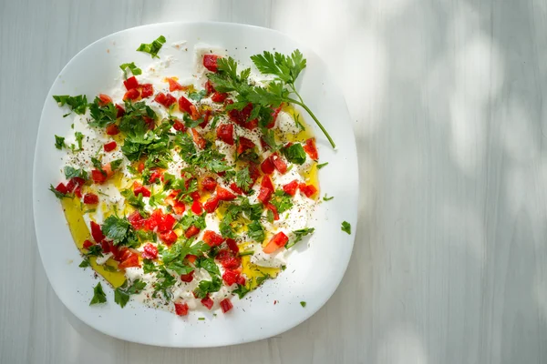 Cucina estiva biologica, preparazione di alimenti con verdure — Foto Stock