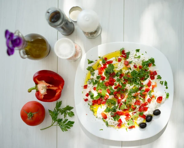 Летняя органическая кухня, приготовление пищи с овощами — стоковое фото