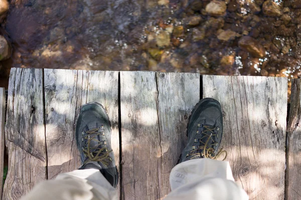 Joven excursionista con mochila y botas —  Fotos de Stock