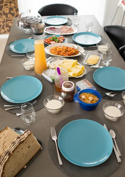 Makanan di atas meja di rumah — Stok Foto