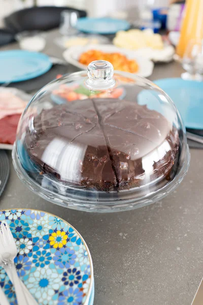 Chocolate cake with chocolate sauce — Stock Photo, Image