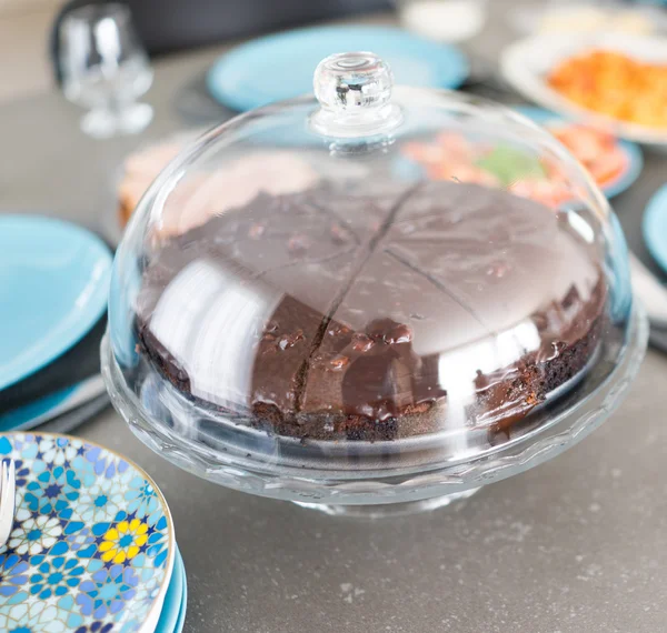 Chocolate cake with chocolate sauce — Stock Photo, Image