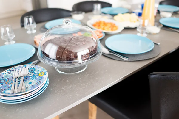 Schokoladenkuchen mit Schokoladensauce — Stockfoto