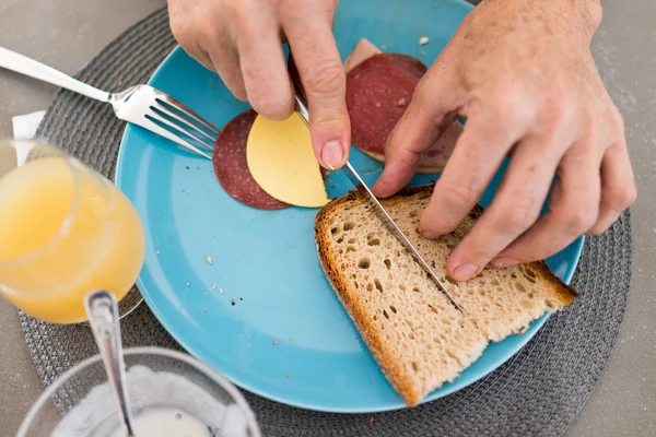 Сніданок, різати хліб — стокове фото