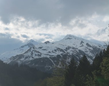Karla kaplı dağ