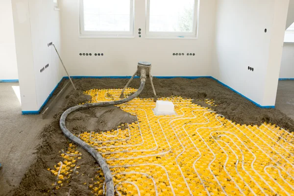 Tynkarz na piętrze wewnątrz betonu cementowego na czele z float — Zdjęcie stockowe