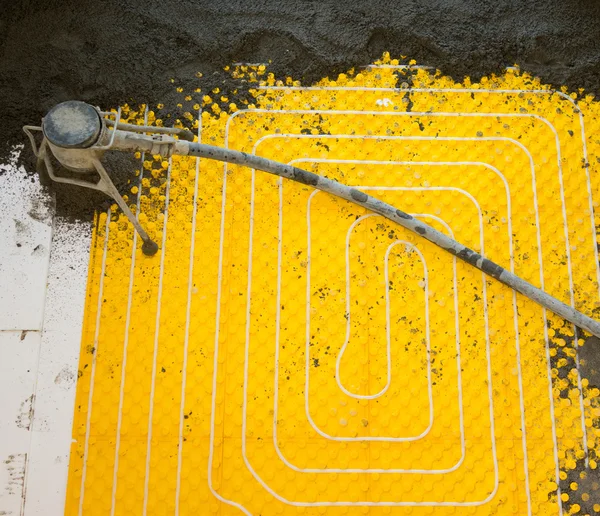 Installing underfloor heating and colling pipes — Stock Photo, Image