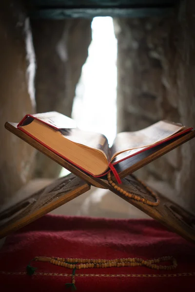 Vecchio libro del Corano sullo scaffale finestra — Foto Stock