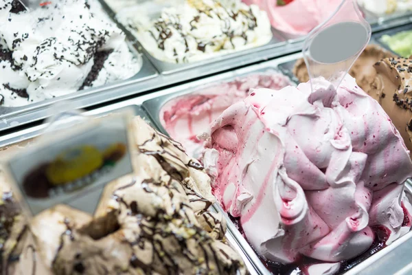 Ice cream in winkel — Stockfoto
