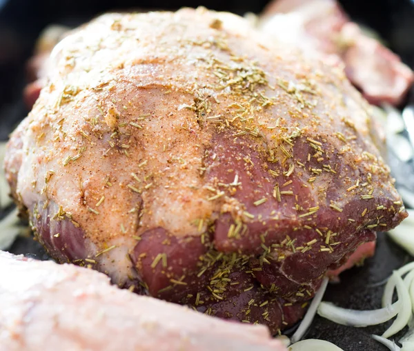 Fleisch mit Gewürzen zubereiten — Stockfoto